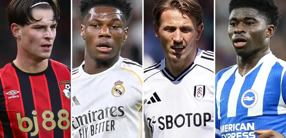 Quatre joueurs de football en tenue de match