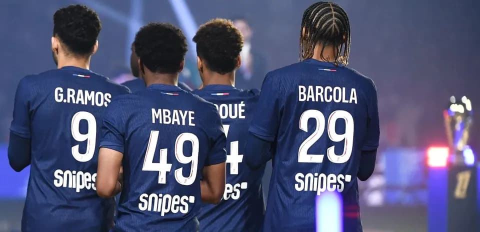 Joueurs de l'équipe avec leurs maillots numérotés