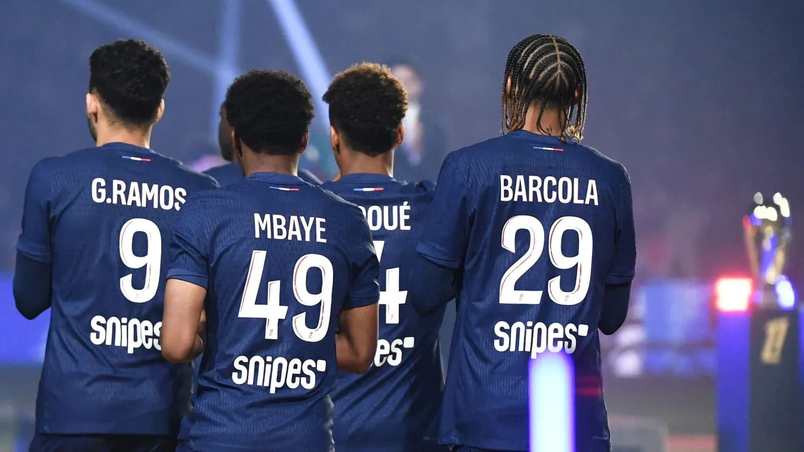 Joueurs de l'équipe avec leurs maillots numérotés