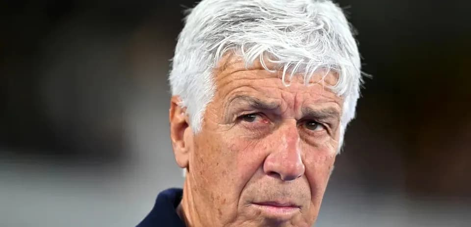 Entraîneur observant le match sur le terrain