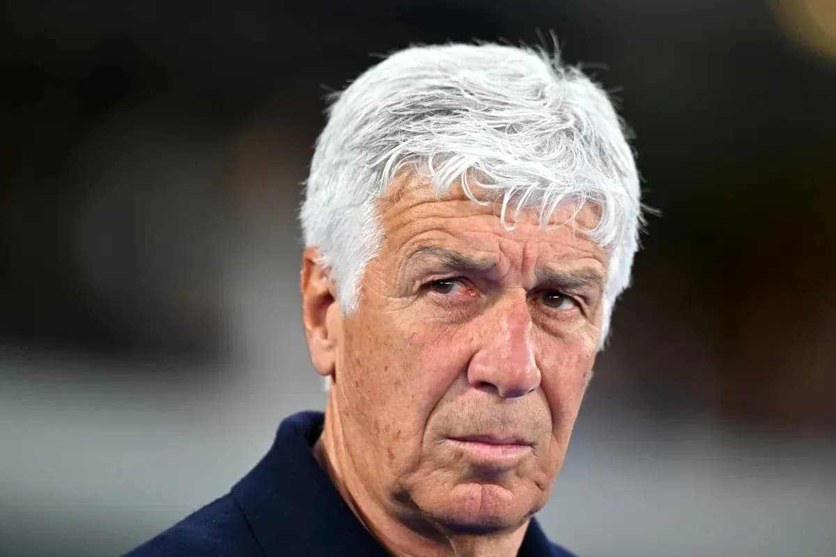Entraîneur observant le match sur le terrain