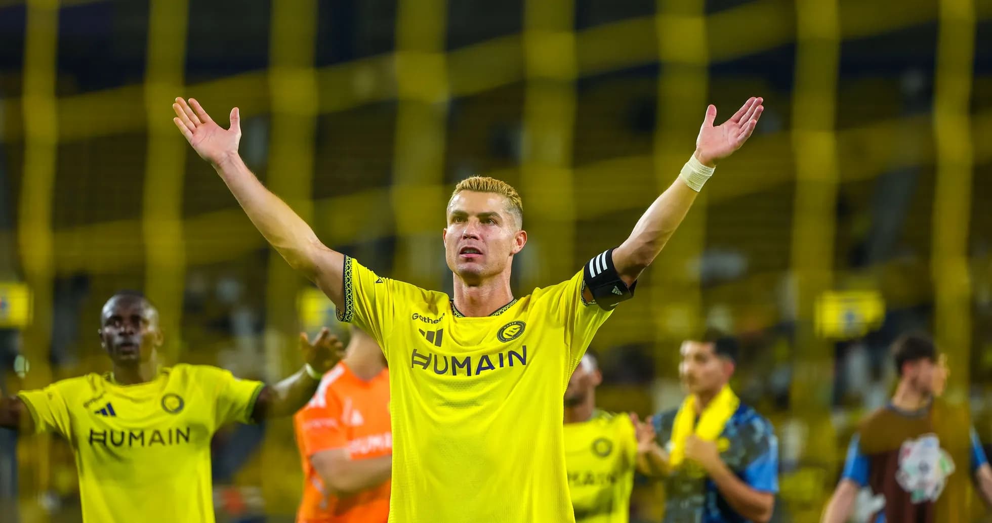 Joueur saluant les supporters après le match