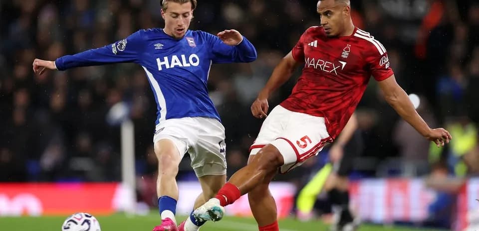 Joueurs en duel pour le ballon lors du match