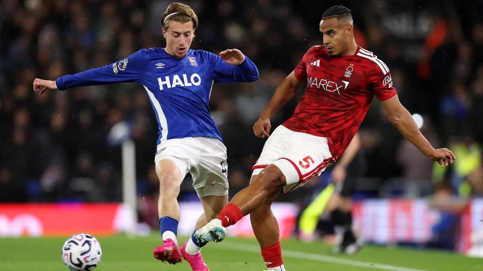 Joueurs en duel pour le ballon lors du match