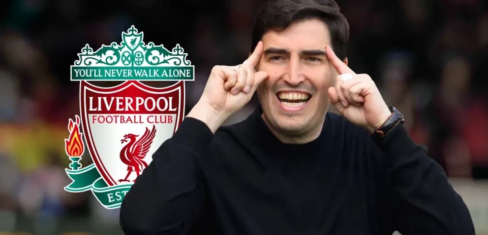 Entraîneur faisant un geste avec le logo de Liverpool