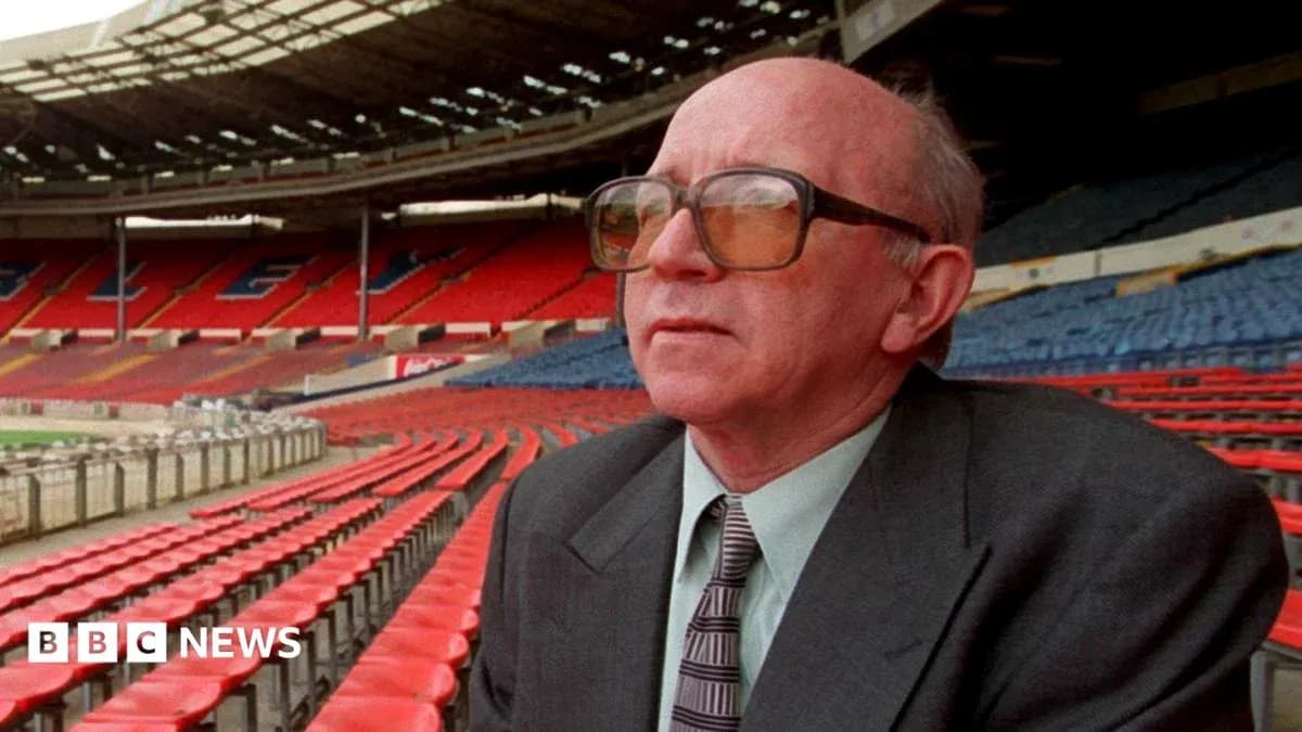 Homme regardant le stade vide de Wembley