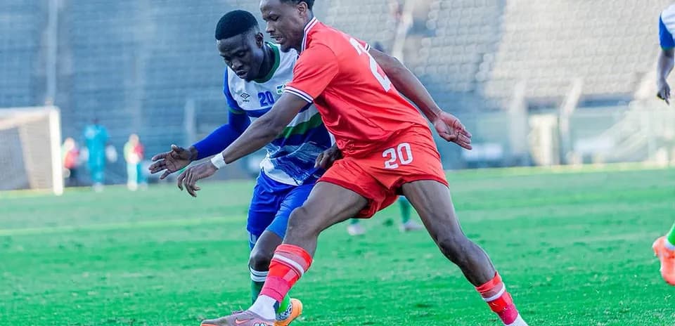 Joueurs en compétition pour le ballon sur le terrain