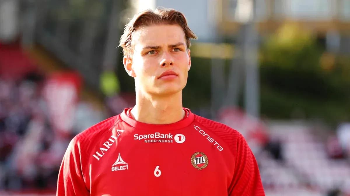 Joueur en tenue rouge sur le terrain avant le match