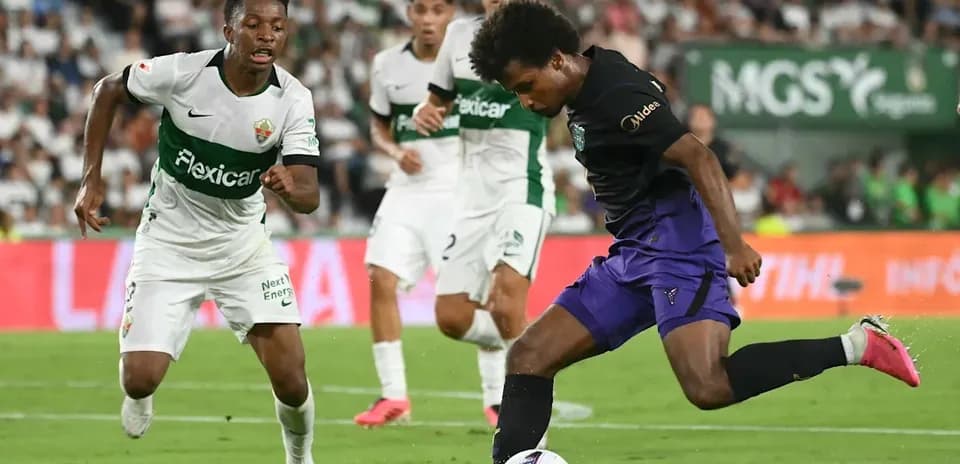 Joueur dribblant un adversaire lors d'un match