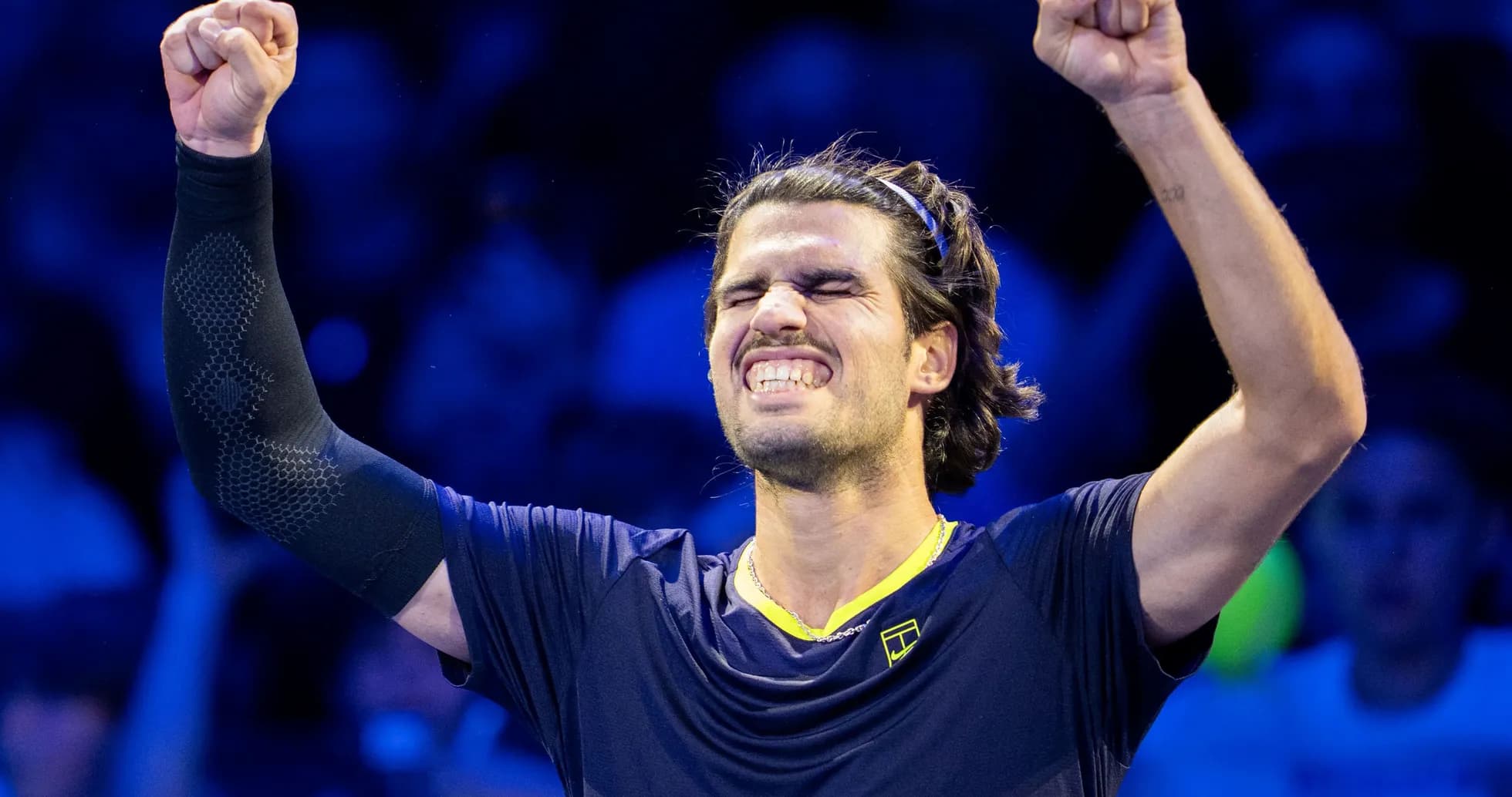 Joueur de tennis célébrant une victoire sur le court