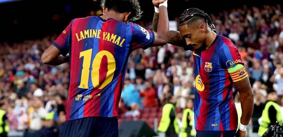 Lamine Yamal célébrant avec un coéquipier au Camp Nou
