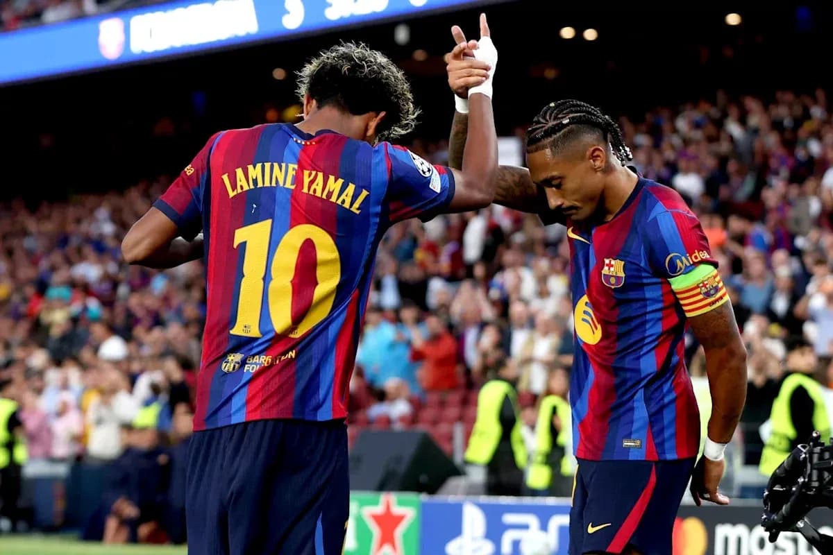Lamine Yamal célébrant avec un coéquipier au Camp Nou
