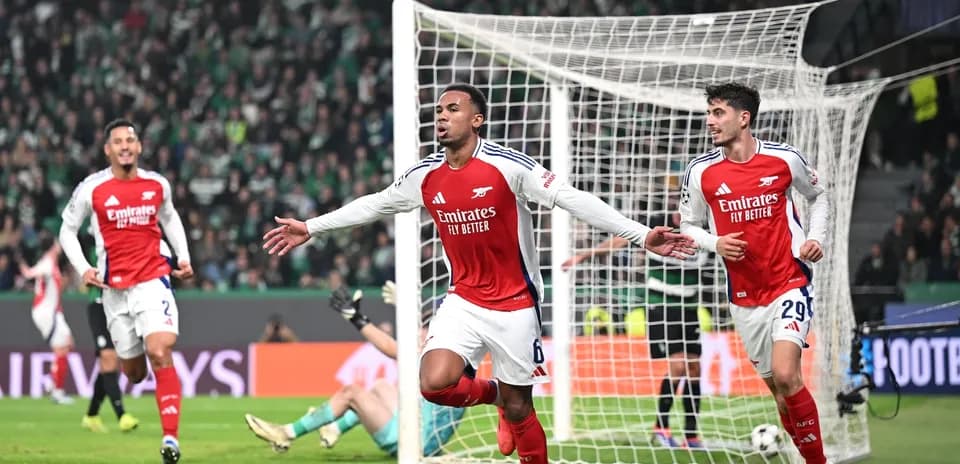 Joueurs d'Arsenal célébrant un but en Ligue des champions
