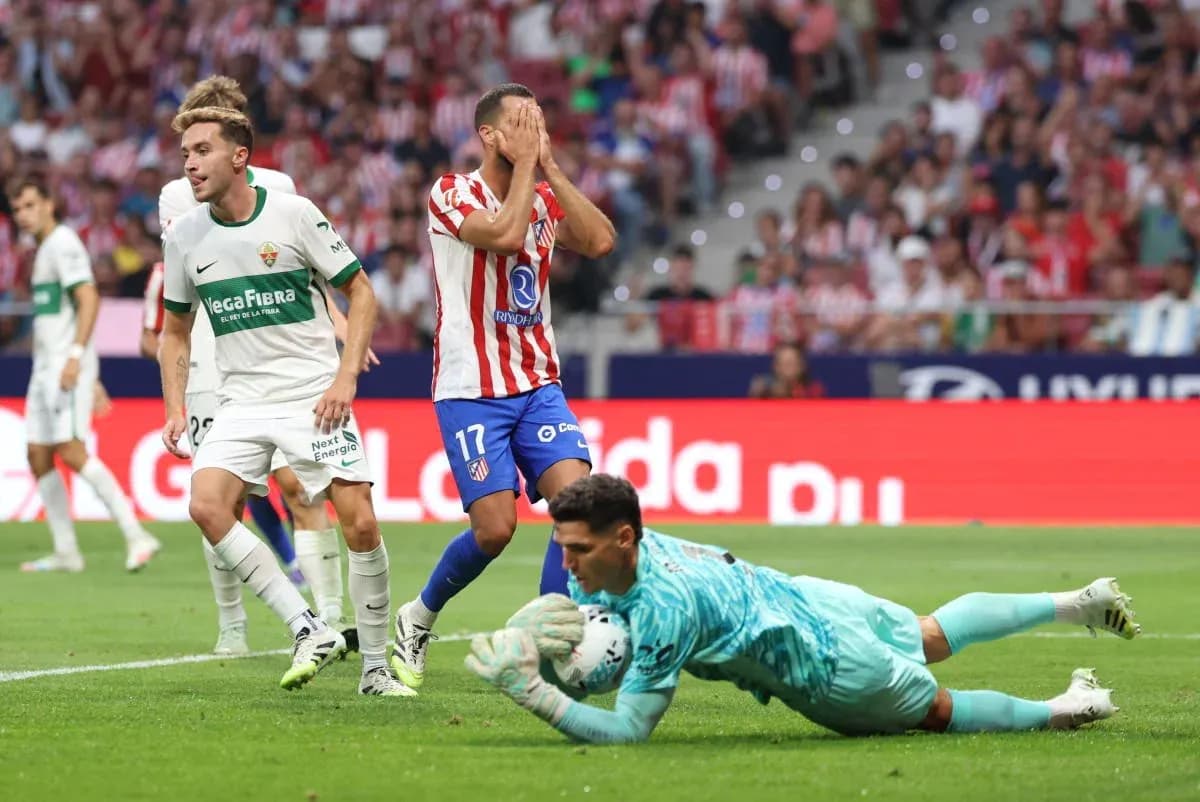 Joueurs d'Elche et Atlético Madrid en action