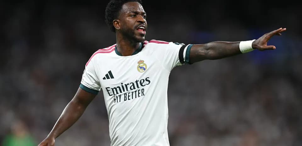 Joueur de football gesticulant sur le terrain