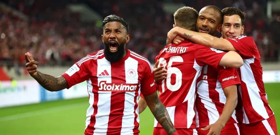 Joueurs de l'Olympiakos célébrant un but
