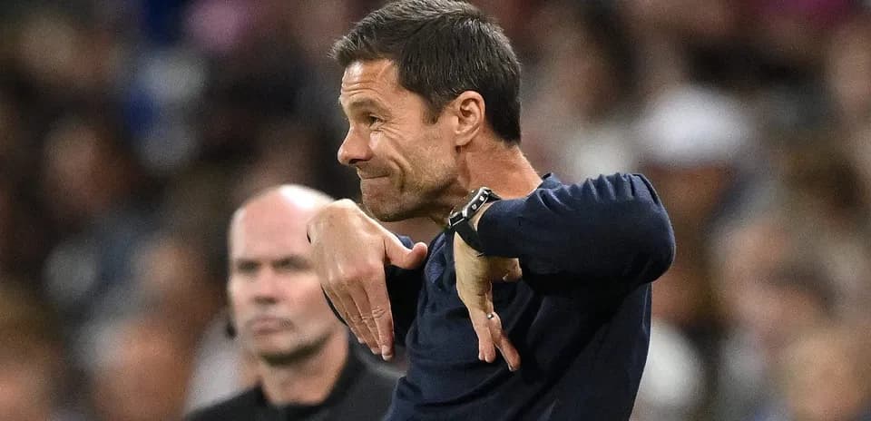 Entraîneur gesticulant sur la touche pendant le match