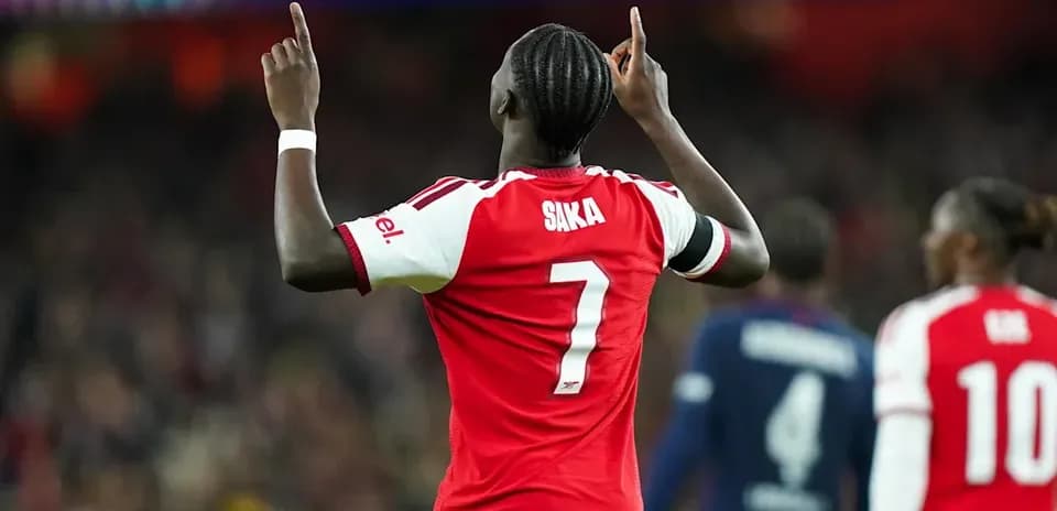 Joueur d'Arsenal avec le numéro 7 célébrant un but