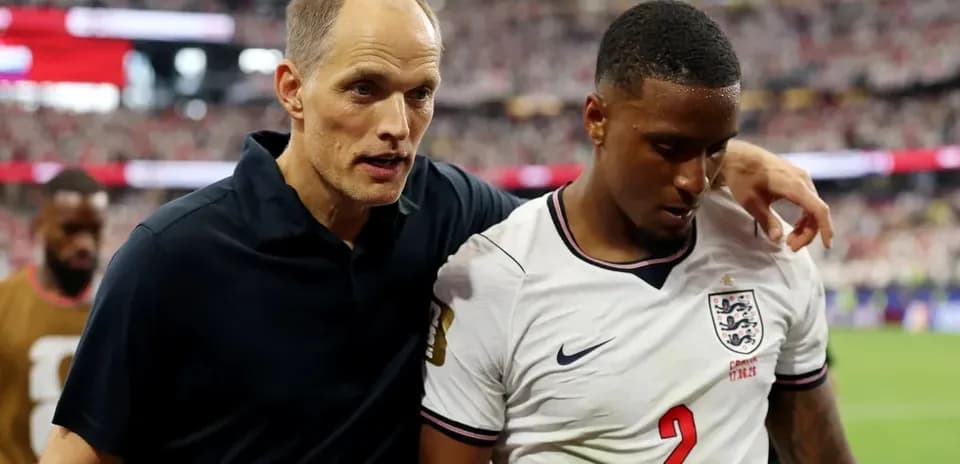 Entraîneur discutant avec joueur après le match