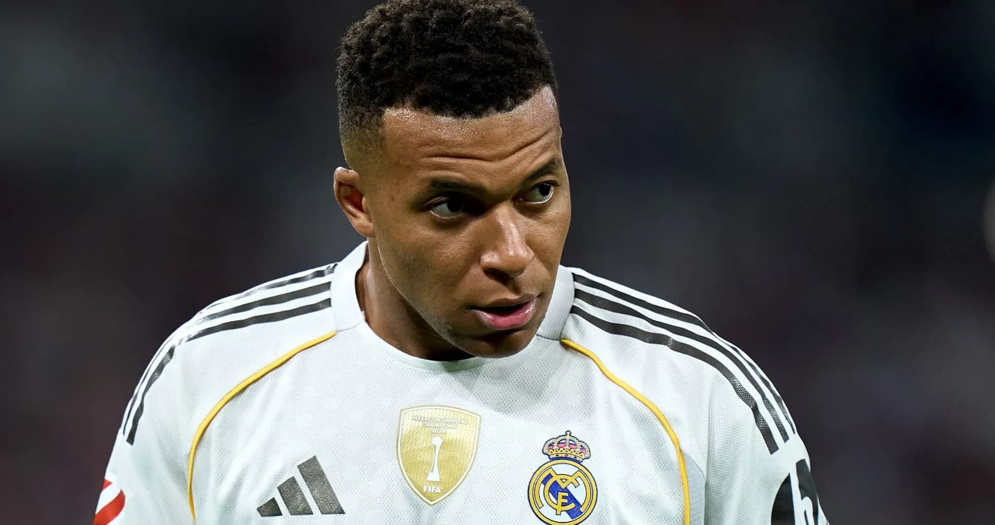 Joueur de football en maillot de Real Madrid