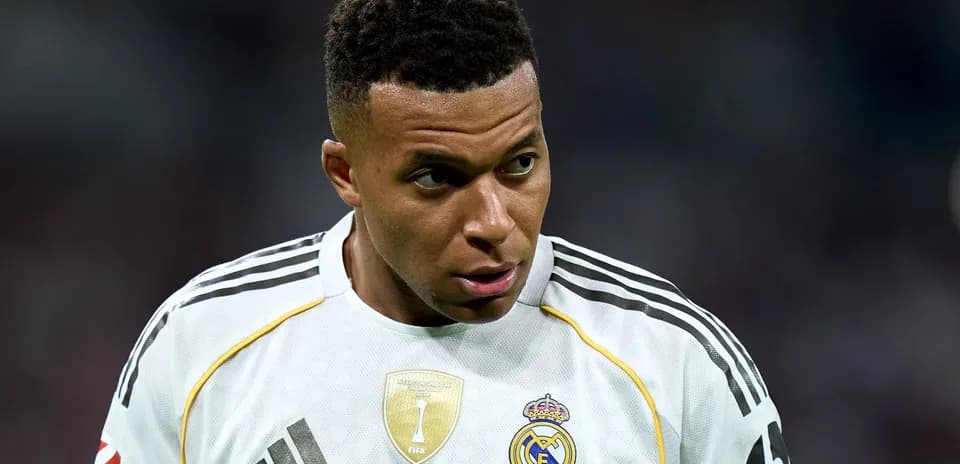 Joueur de football en maillot de Real Madrid