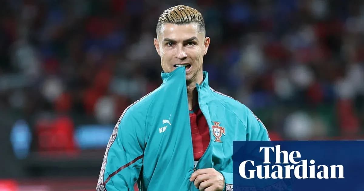 Joueur en survêtement Portugal tirant sur son maillot