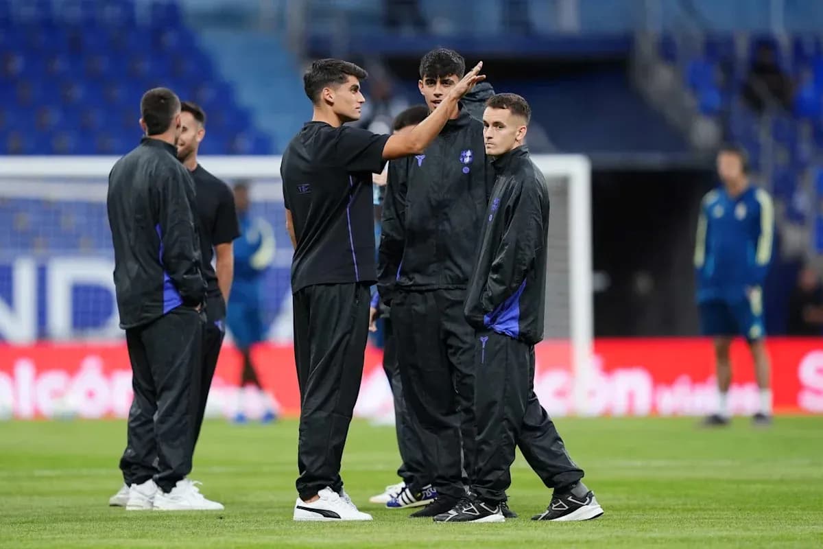 Joueurs discutant sur le terrain avant l'entraînement