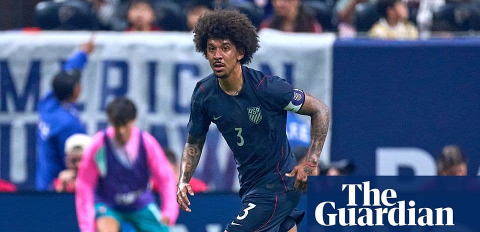Joueur américain courant sur le terrain lors du match