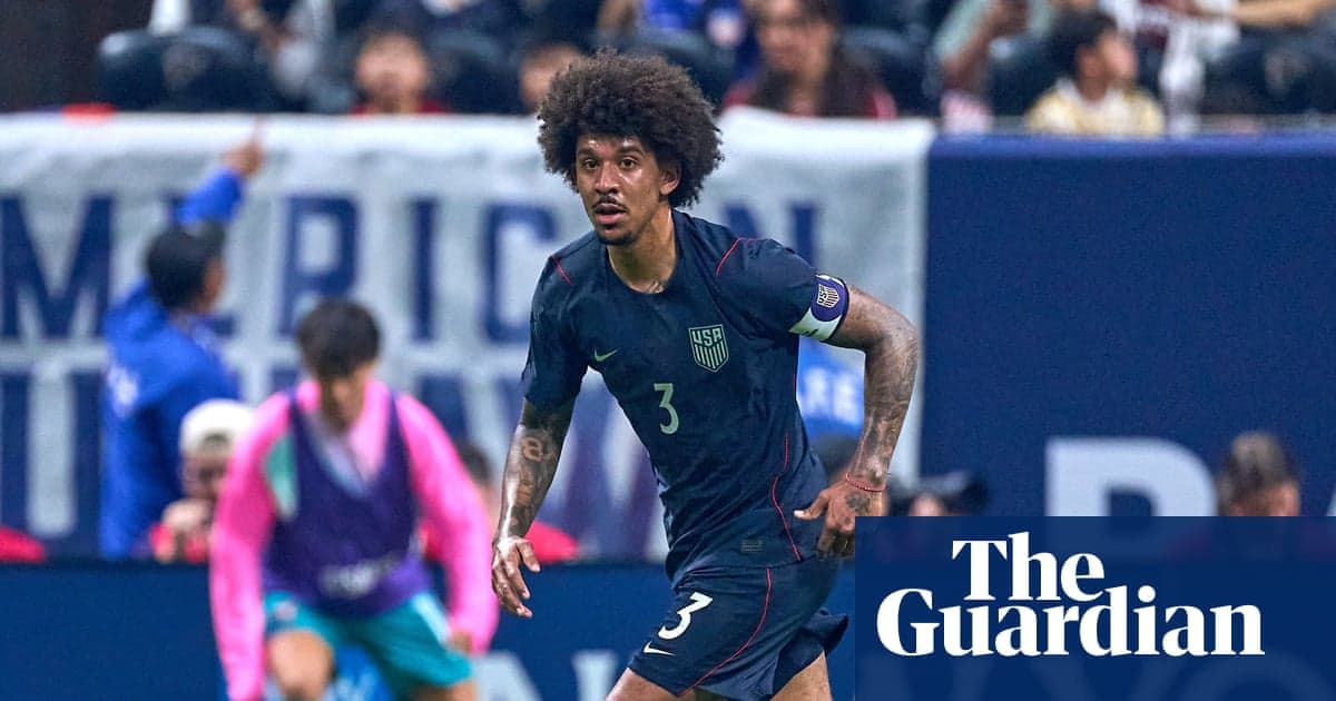Joueur américain courant sur le terrain lors du match