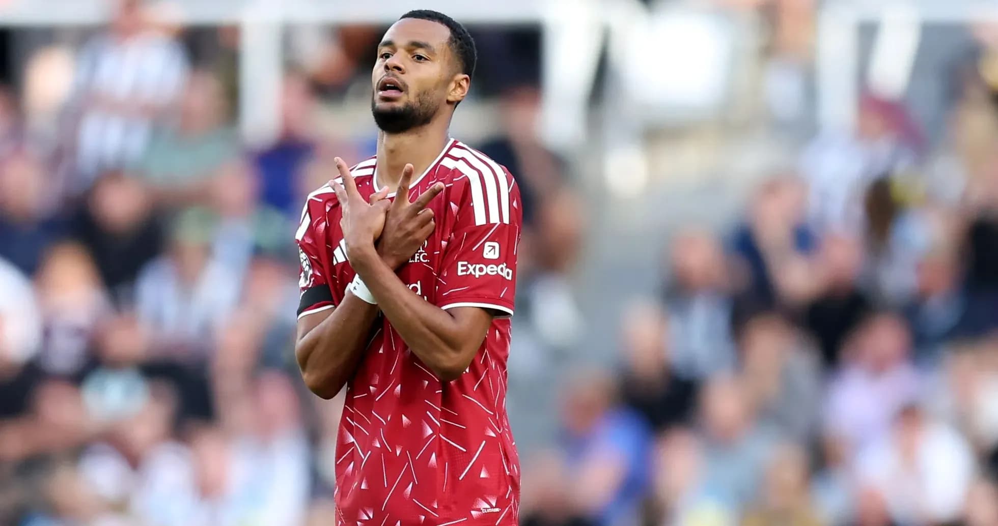 Joueur faisant un geste sur le terrain de football