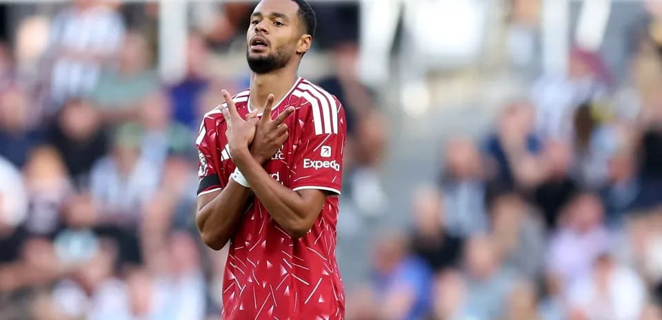 Joueur faisant un geste sur le terrain de football