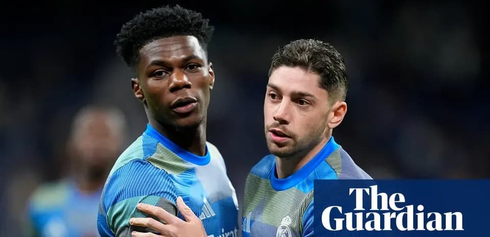 Deux joueurs de football célébrant un moment ensemble