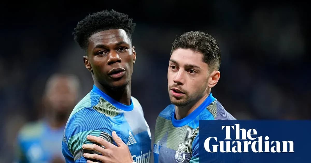 Deux joueurs de football célébrant un moment ensemble