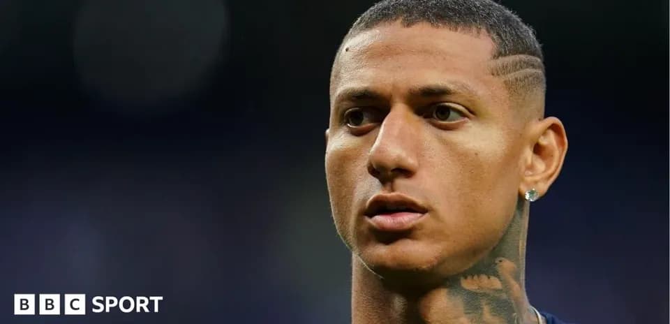 Joueur de football avec un tatouage et des boucles d'oreilles
