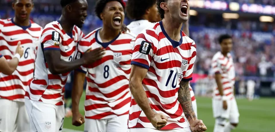Joueurs américains célébrant un but