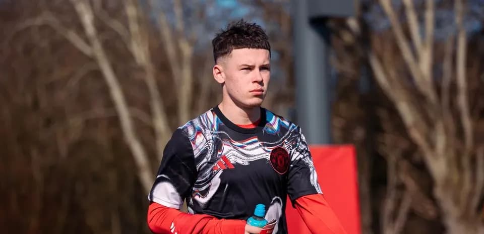 Joueur portant un maillot d'entraînement de Manchester United