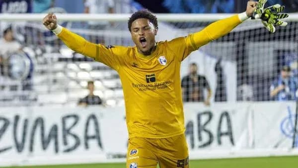 Gardien de but célébrant une victoire sur le terrain