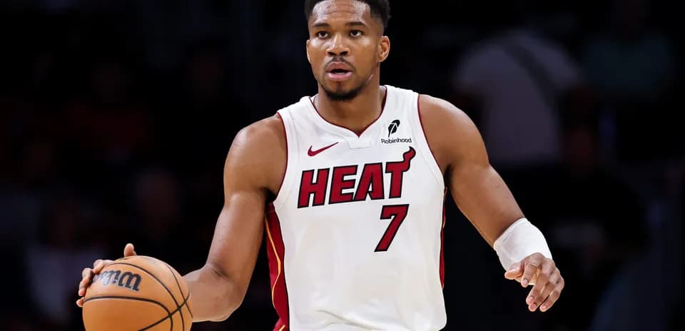 Joueur des Miami Heat dribblant le ballon