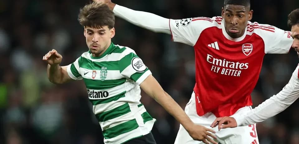 Un joueur d'Arsenal défend contre un joueur de Sporting CP