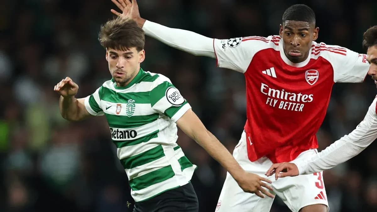 Un joueur d'Arsenal défend contre un joueur de Sporting CP