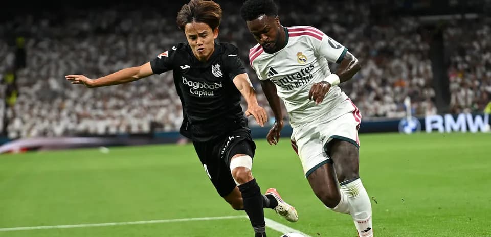 Deux joueurs se disputant le ballon sur le terrain