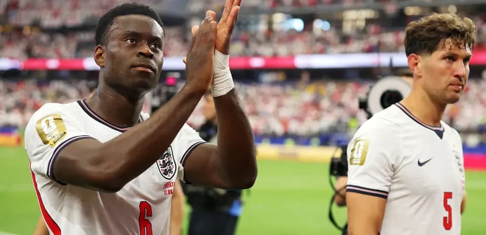 Joueurs anglais applaudissant les supporters après le match