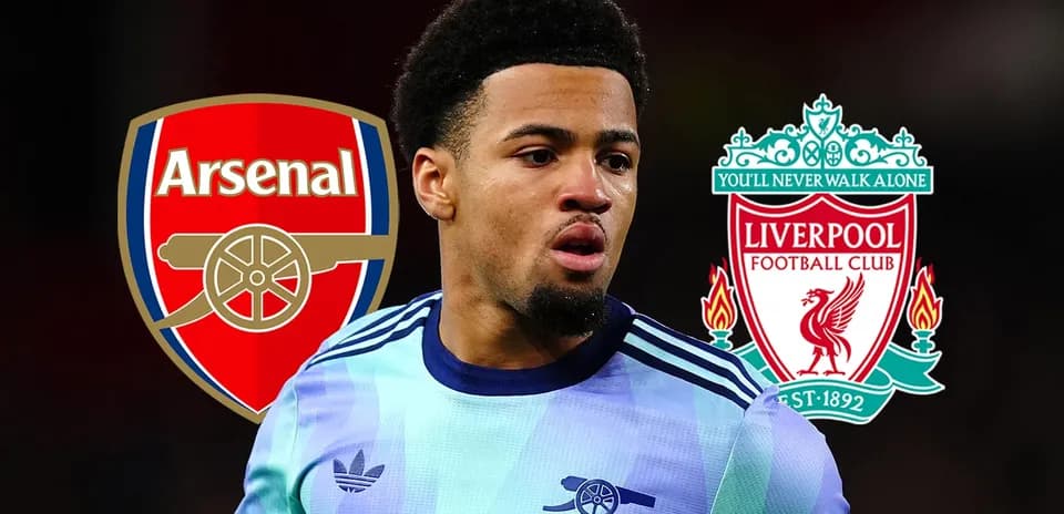 Joueur d'Arsenal avec logos d'Arsenal et Liverpool