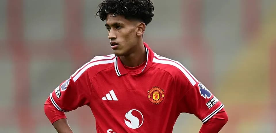 Joueur de Manchester United en tenue rouge sur le terrain