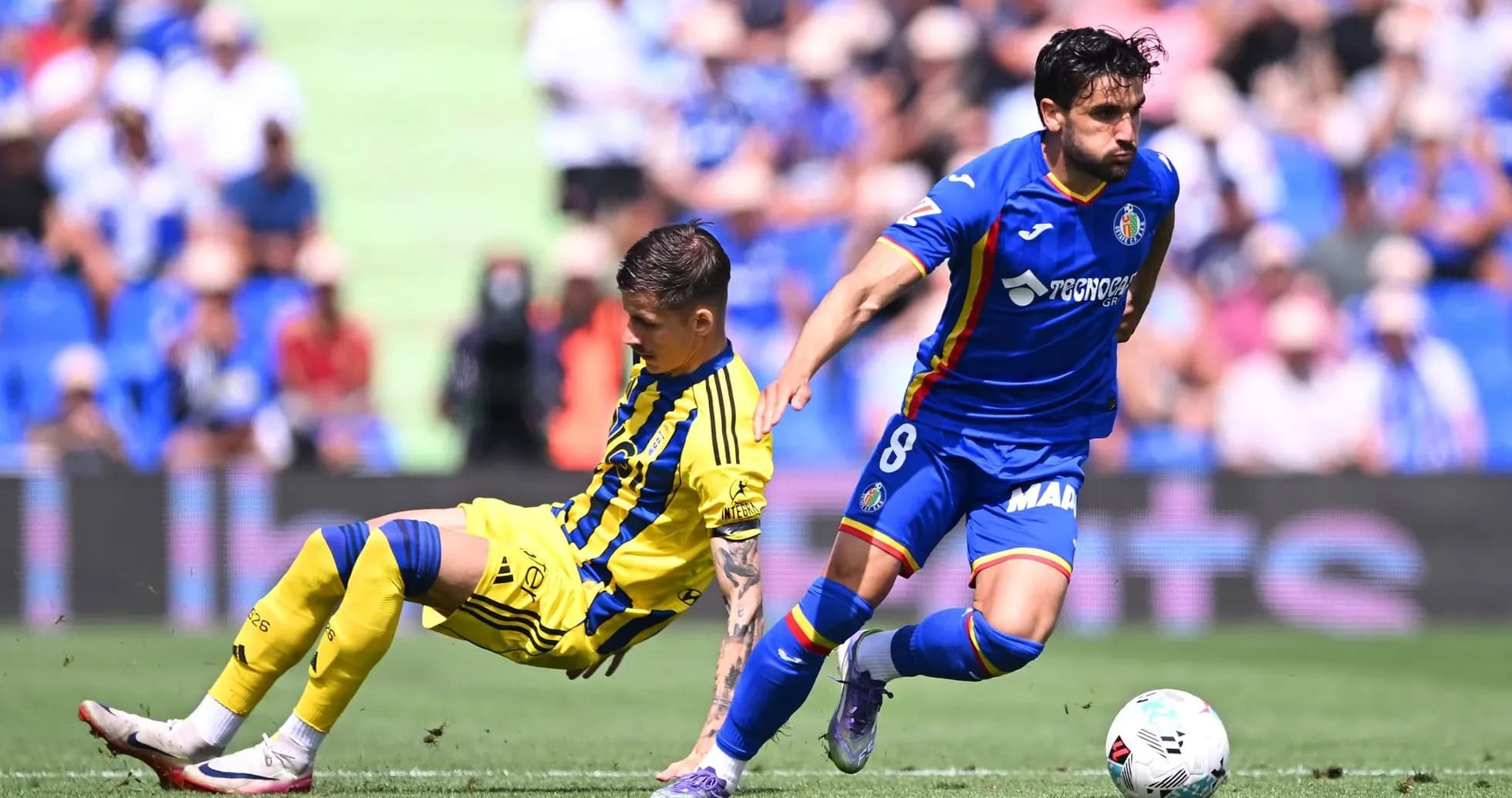 Un joueur de Getafe dribble un adversaire d'Oviedo
