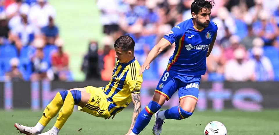 Un joueur de Getafe dribble un adversaire d'Oviedo