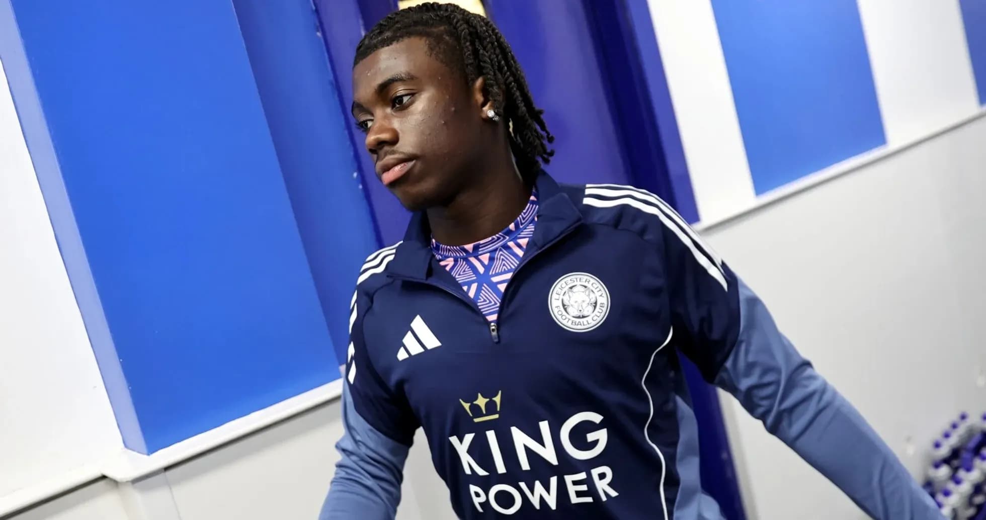 Joueur entrant dans le vestiaire de Leicester City