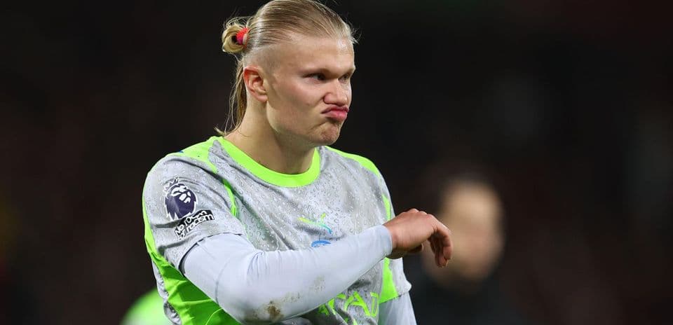 Joueur avec maillot de Manchester City sur le terrain