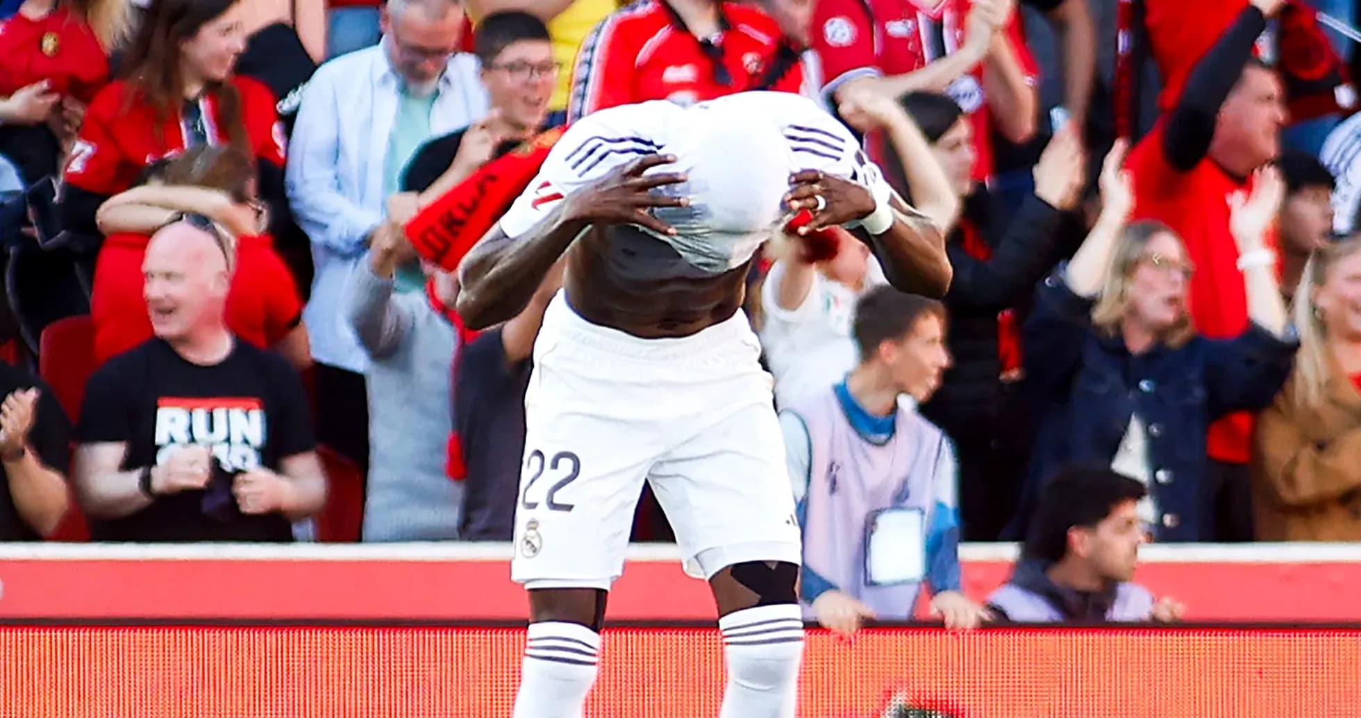 Joueur de Real Madrid célébrant un but devant les fans
