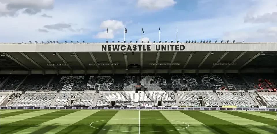 Vue du stade de Newcastle United avec logo